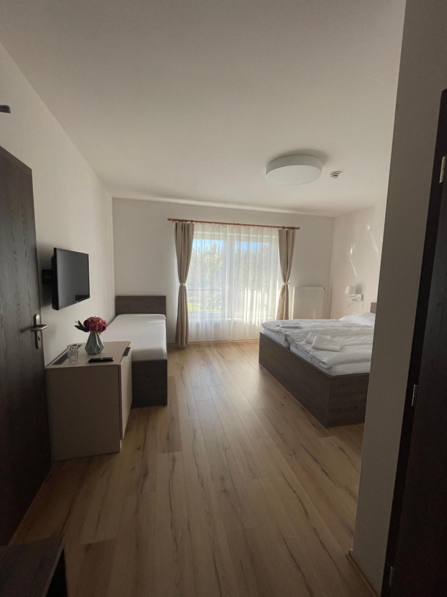Zafir Hotel Dunajska Streda Exterior photo